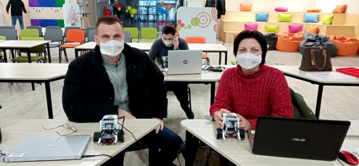Учителя информатики из лицеев Гагаузии стали участниками тренингов по программированию роботов LEGO MINDSTORMS EV3