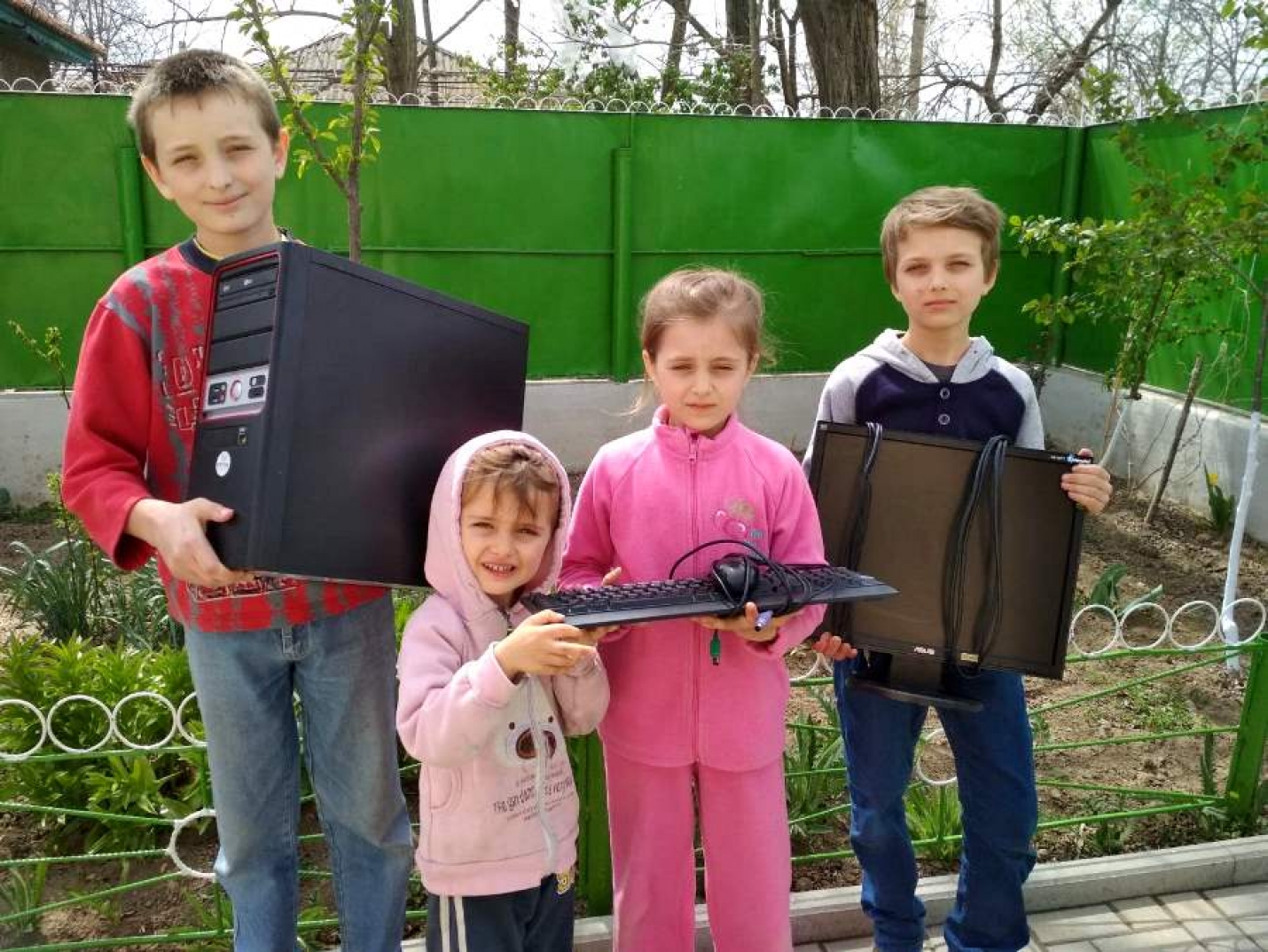 Призыв &laquo;Поделись Компьютером / Смартфоном / Планшетом&raquo; остаётся в силе: еще 44 учащимся нужна помощь в виде гаджета